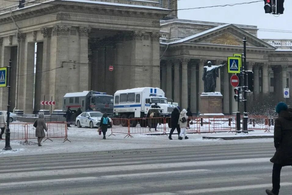 В Петербурге перекроют улицы. Питер метро зима. Почему перекрыта красная