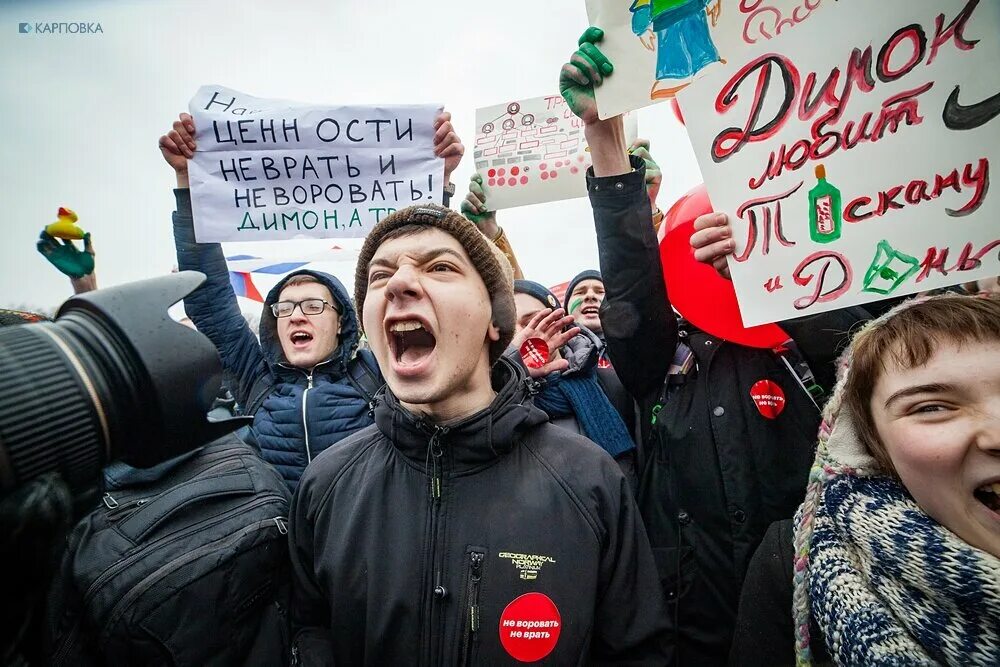 Почему навальная не общается с сыном. Навальнята. Школьники на митинге. Школьники на митинге Навального. Плакаты на митинге Навального.