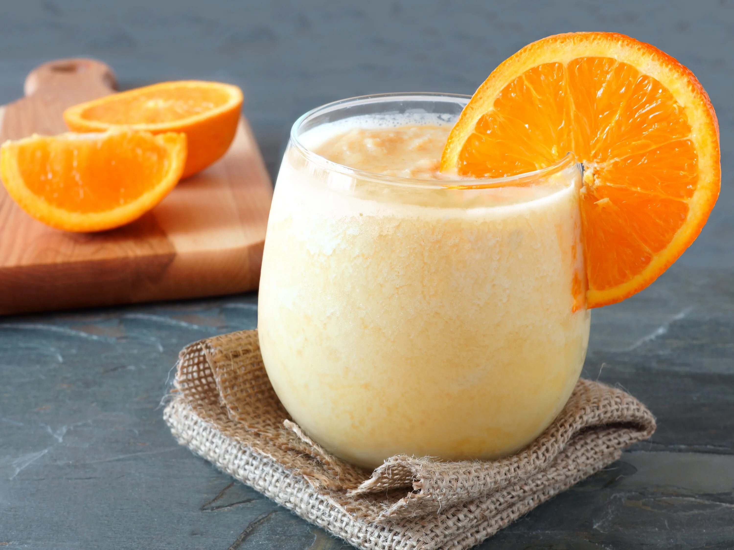Сливочный цитрус коктейль. Фреш смузи апельсиновый. Апельсиновый молочный коктейль. Молочный коктейль с апельсином.
