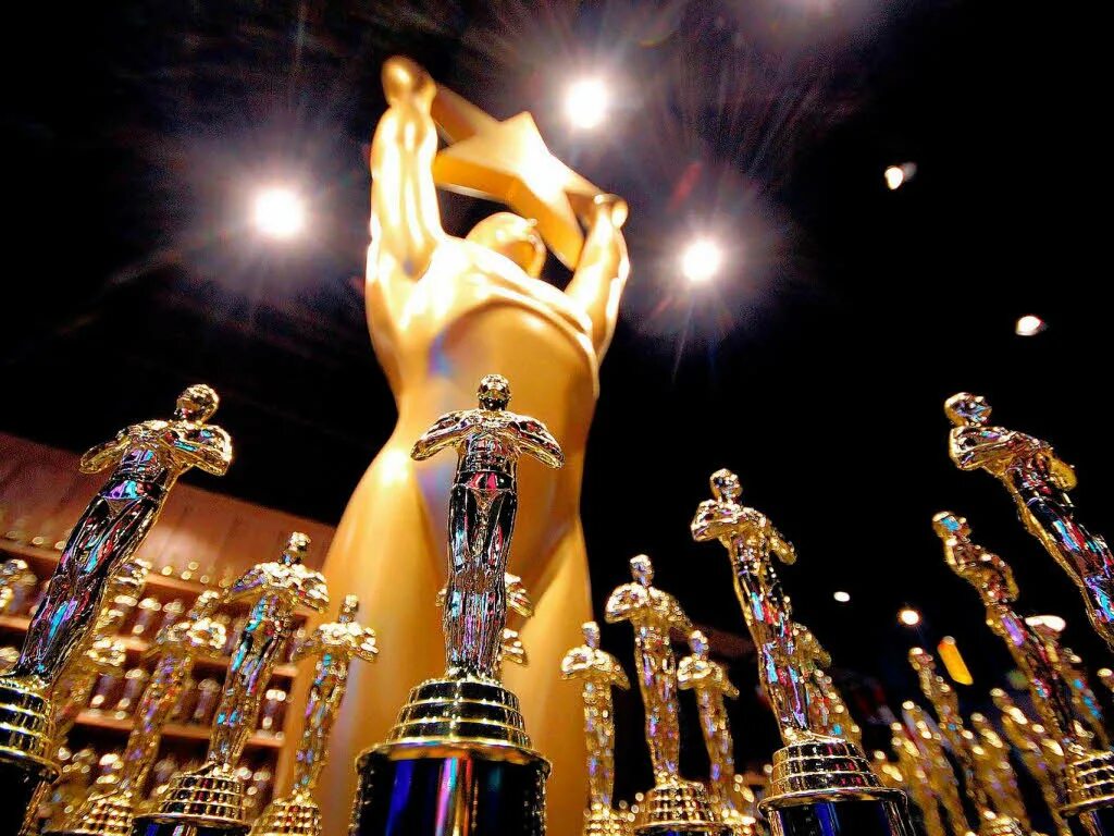 Oscar gold. Оскар (кинопремия). Оскар (кинопремия, 2023). Оскар кинофестиваль. Номинация Оскар.