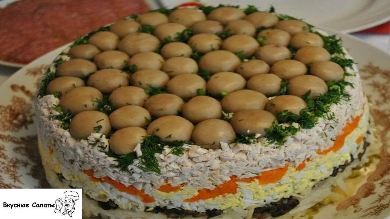 Салат полянка классический с курицей. Грибная Поляна. Грибная Поляна шампиньоны. Салат грибная Поляна с шампиньонами. Салат Лесная Полянка с шампиньонами.