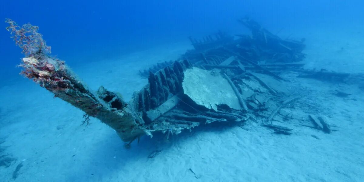 Нашли затонувший 70 лет назад самолет. Затонувшие римские корабли. Затонувшие лайнеры. Затонувший парусник. Затонувший во льдах корабль.