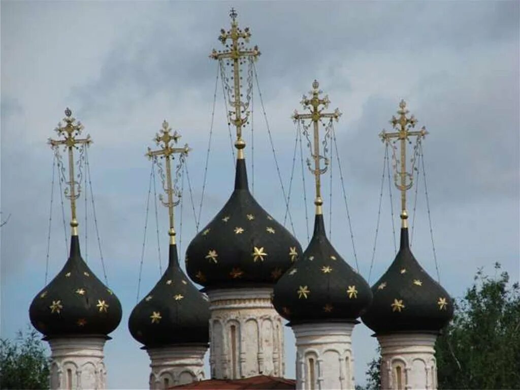 Храм черного цвета. Храм с чёрными маковками Москва. Маковки церквей Троице Сергиевой Лавры. Храм Краснодар луковичный купол. СПБ православный храм черные купола.