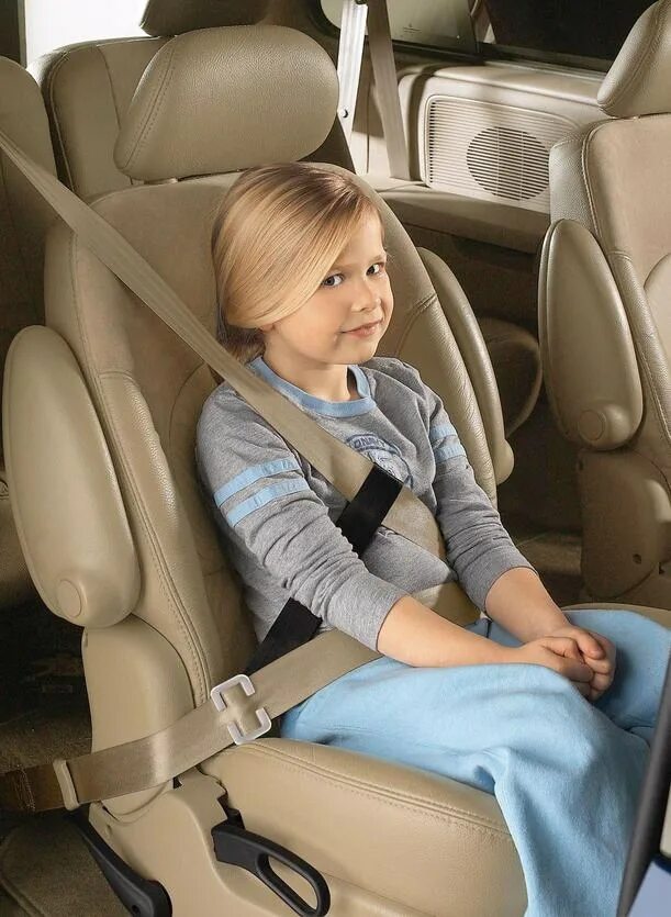 Детское удерживающее устройство автокресло. Детские ремни безопасности для автомобиля. Бустер для детей. Бустер на ремень безопасности для детей. Дополнительный ремень для бустера.