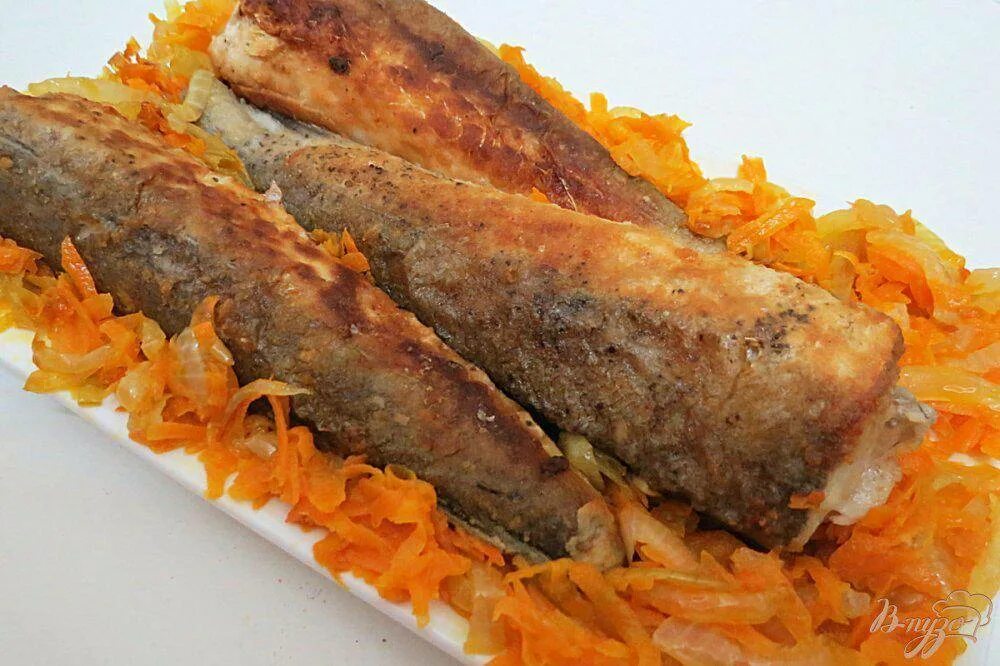 Рыба хек с морковкой. Рыба хек в духовке. хек навага. рыба хек жареная. рыба хек с овощами в духовке.