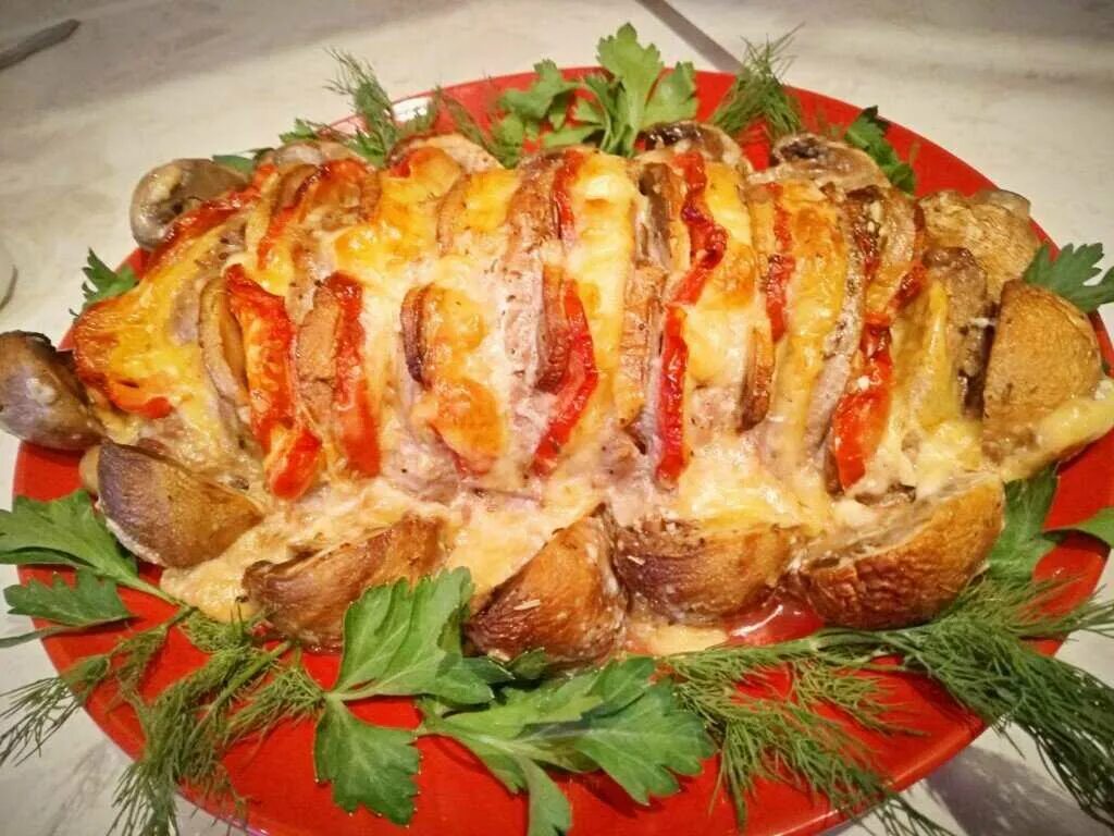 Мясо куском с сыром и помидорами. Свинина гармошка с помидорами запеченная в духовке. свинина гармошка запеченная в духовке с помидорами и сыром. гармошка из свинины в духовке в фольге с помидорами. свинина гармошка запеченная в духовке.