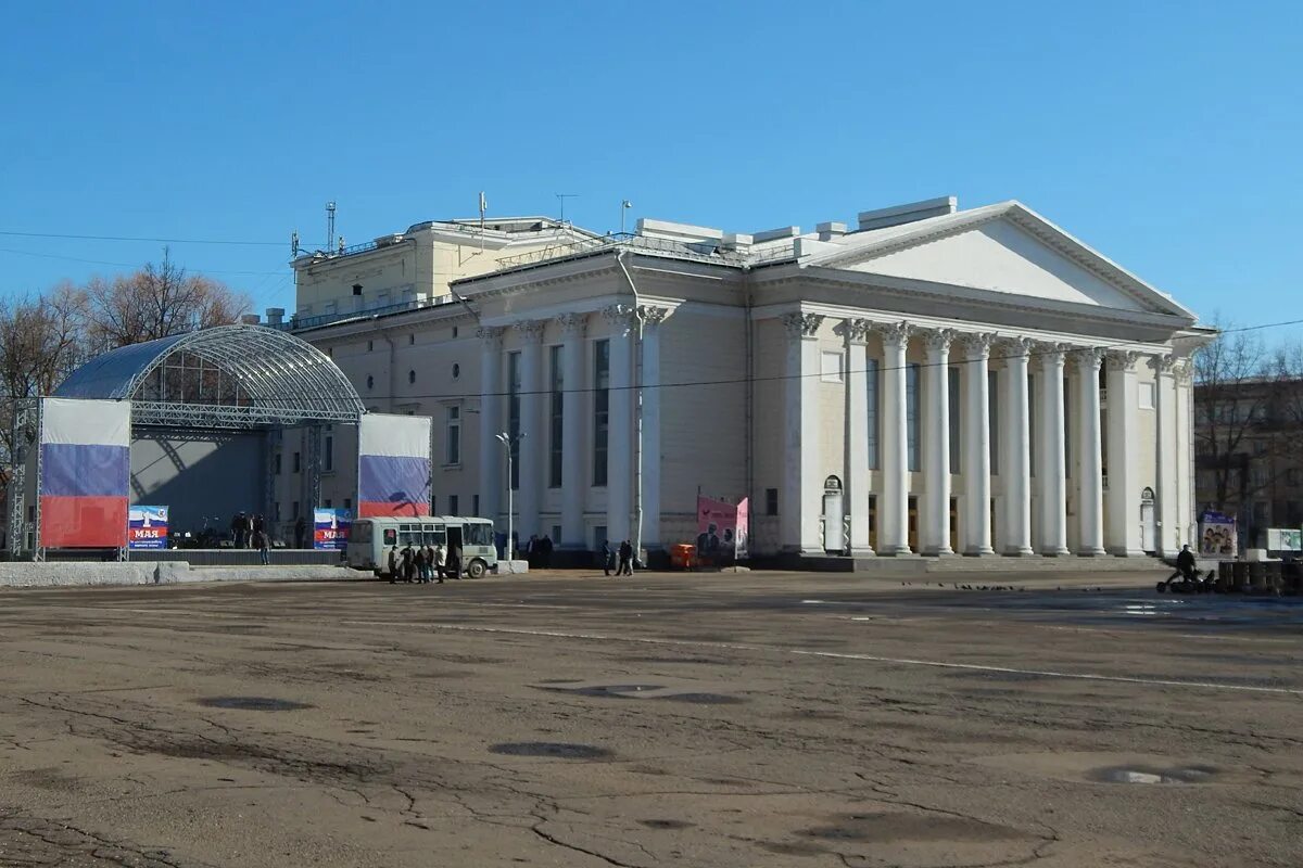 Площадь кирова кировской области. Театр драмы киров. Театр имени кирова киров. Площадь кирова театр. Кировский драмтеатр.