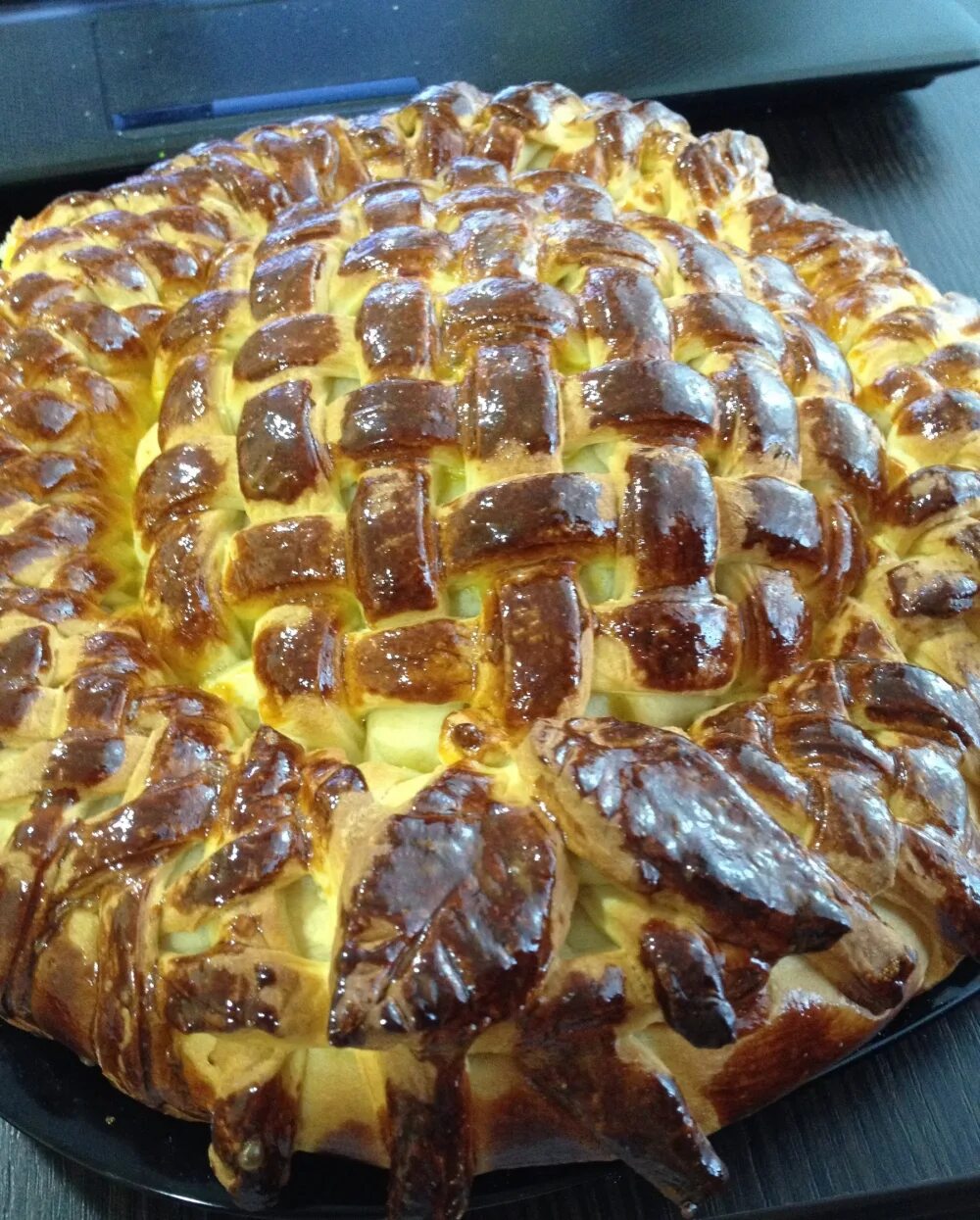 пирог подсолнух из дрожжевого. подсолнух из теста дрожжевого. пирог подсолнух. выпечка солнышко. пирог подсолнух.