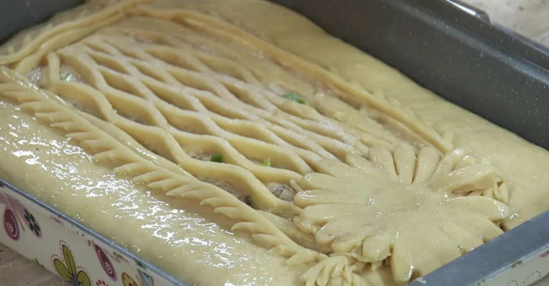 Закрытый дрожжевой пирог с капустой. Закрытый дрожжевой пирог начинка. Украсить дрожжевой пирог. Красивый пирог. Украшение закрытого пирога.
