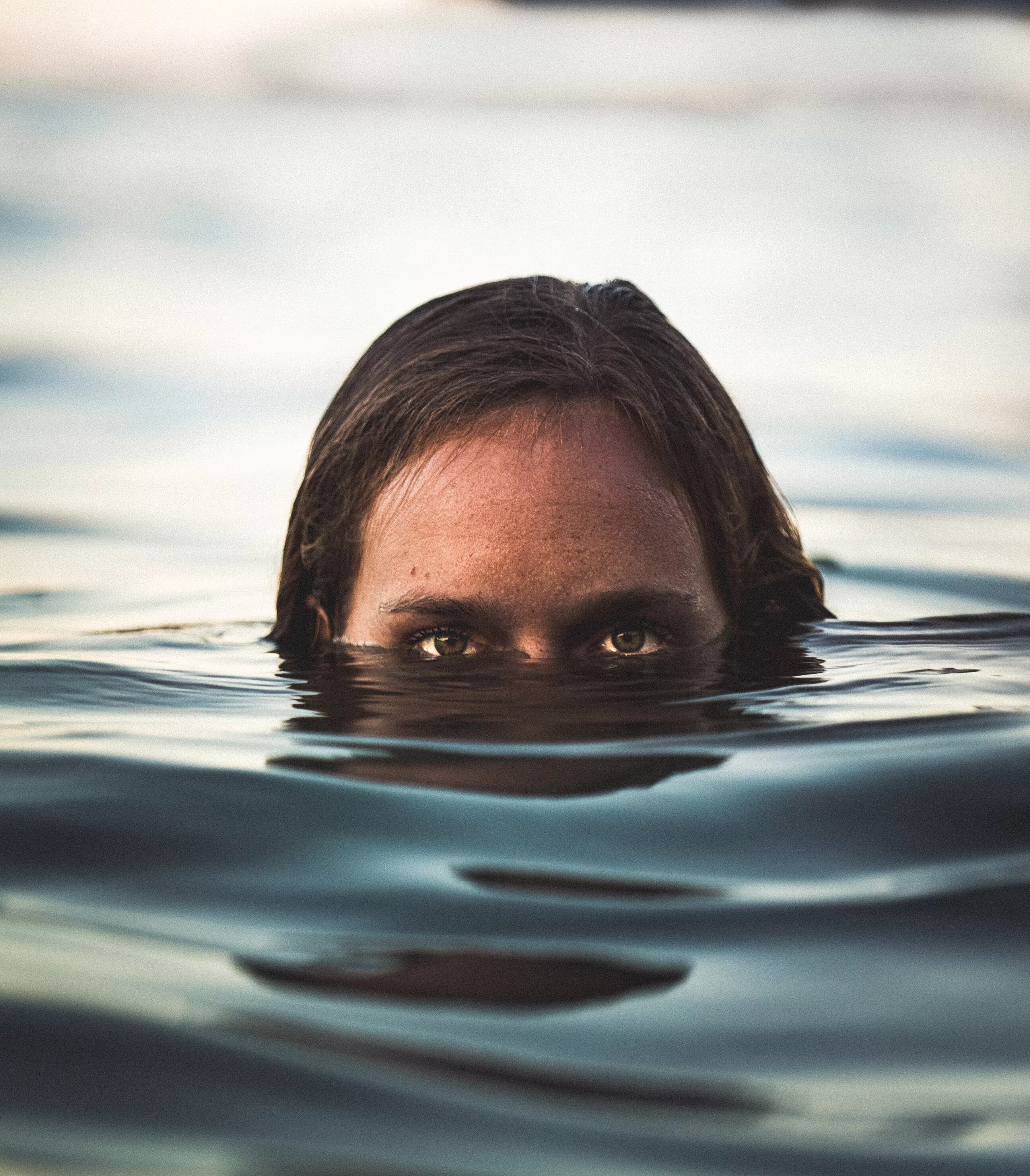 Лицо полет. Лицо в воде. лицо под водой. лицо в воде фотосессия. человек наполовину в воде.