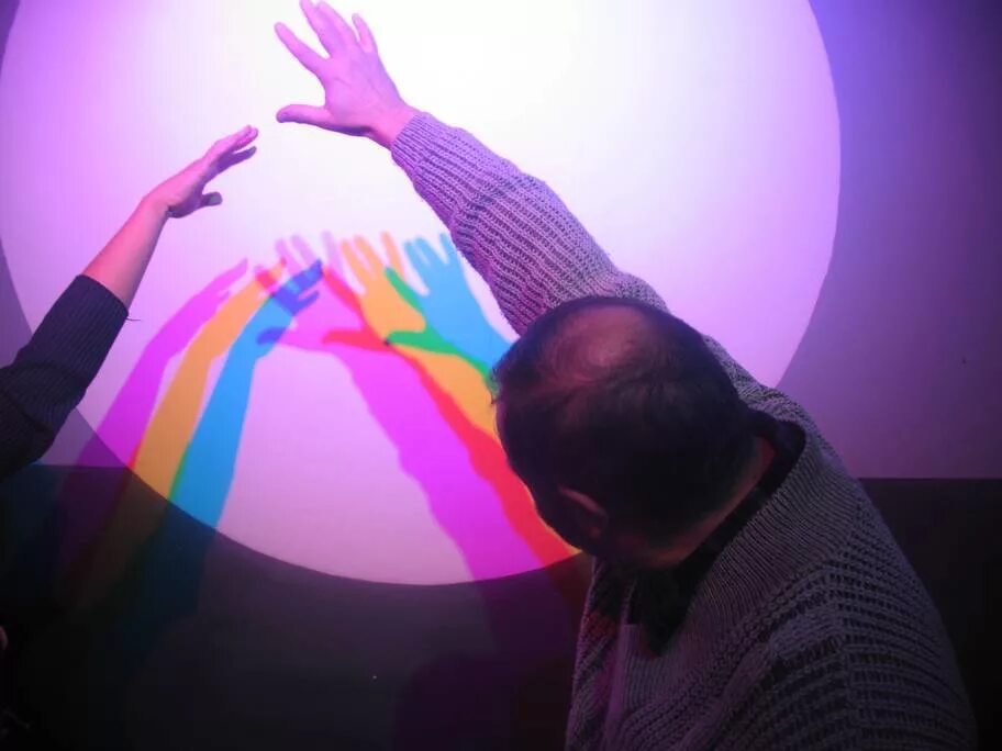 Цветные тени эксперимент. Как сделать цветную тень. Цветные тени эксперимент. Цветные тени эксперимент. Рисунок с тенями разноцветно.