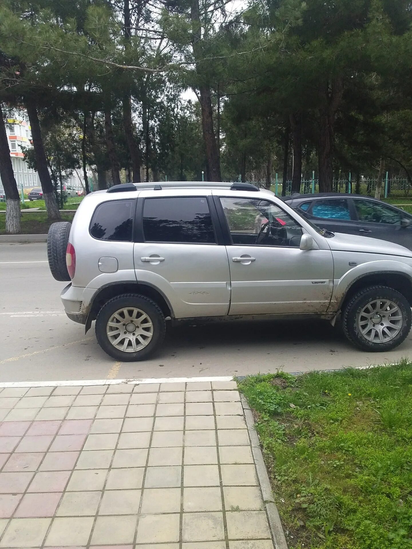 Тонировка нива шевроле. Chevrolet Niva тонировка. Chevrolet Niva тонированная. Тонированная Нива Шевроле красная. Нива Шевроле в серебристой тонировке.