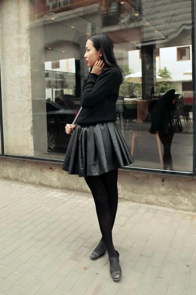 платье футляр с черными колготками. кожаная юбка гармошка. черное платье миди с колготками. виктория бекхэм в черном платье. платье в обтяжку с длинным рукавом.