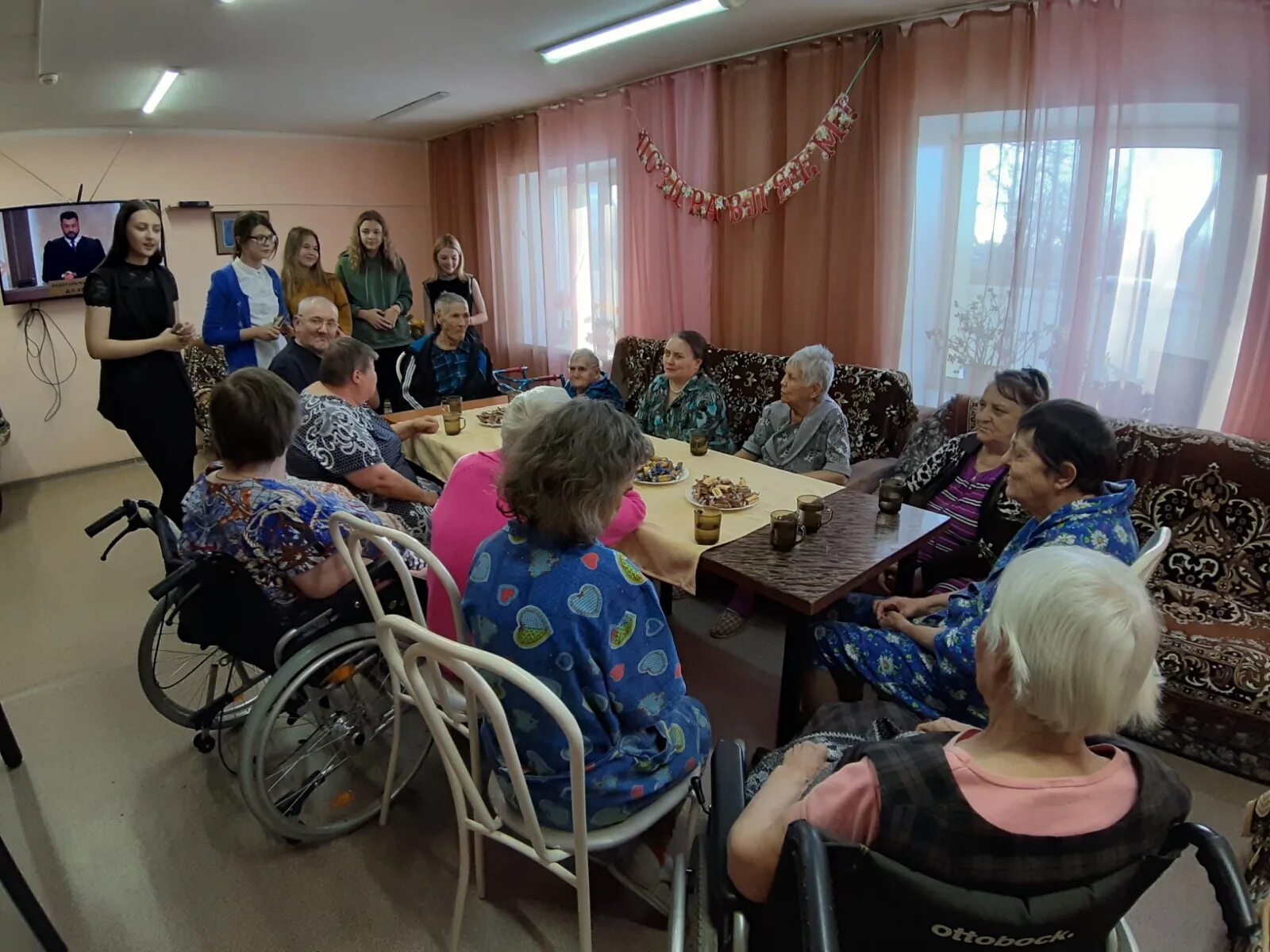 Концерт в доме престарелых. Дом инвалидов добро. Рашида апа мамадыш норма. Дом инвалидов добро. Забота о пожилых родителях.