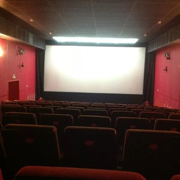 Норильск кинотеатр 60 лет октября. Кинотеатр норильск. Город норильск кинотеатр родина. Г. Кинокомплекс родина норильск.