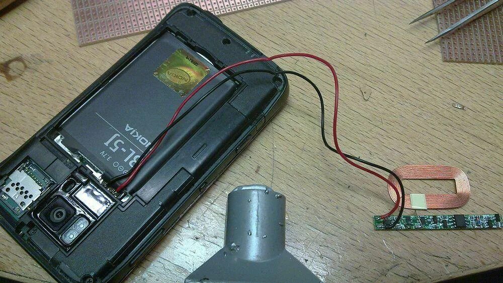Зарядить телефон через провода. Зарядка телефонного аккумулятора напрямую. зарядка акб телефона напрямую. батарея смартфона. подключить зарядку напрямую к батарейке телефона.