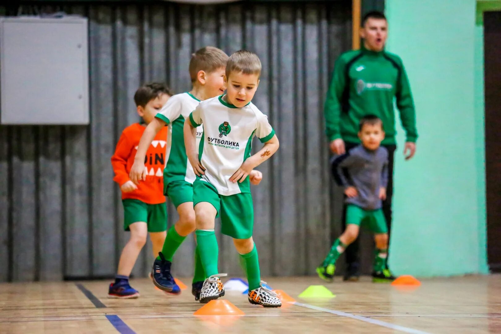 детский футбол. детская футбольная школа футболика спб. посещал футбольную секцию. секции для детей 10 лет футбол лесной городок. детский футбол.