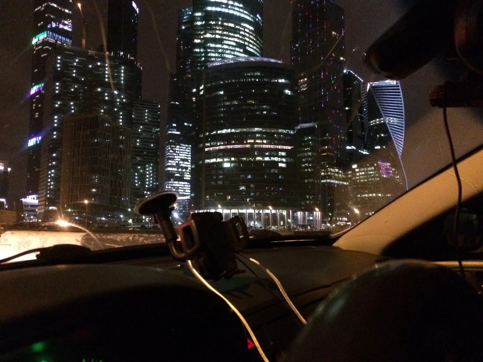 От 1 лица крокус. Москва Сити вид из машины. Ночная Москва из машины. Ночная Москва Сити из машины. Вид на Москва Сити из окна машины.