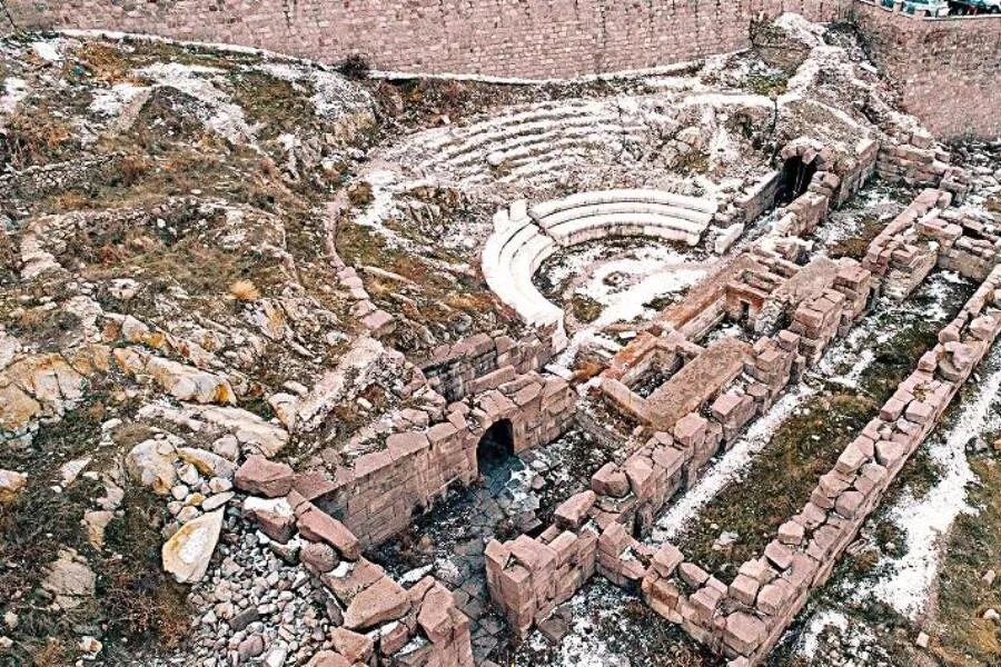 Руины капитолия рим. Открой римский. Амфитеатр колизей в древнем риме. Культура италии. Рим античность.