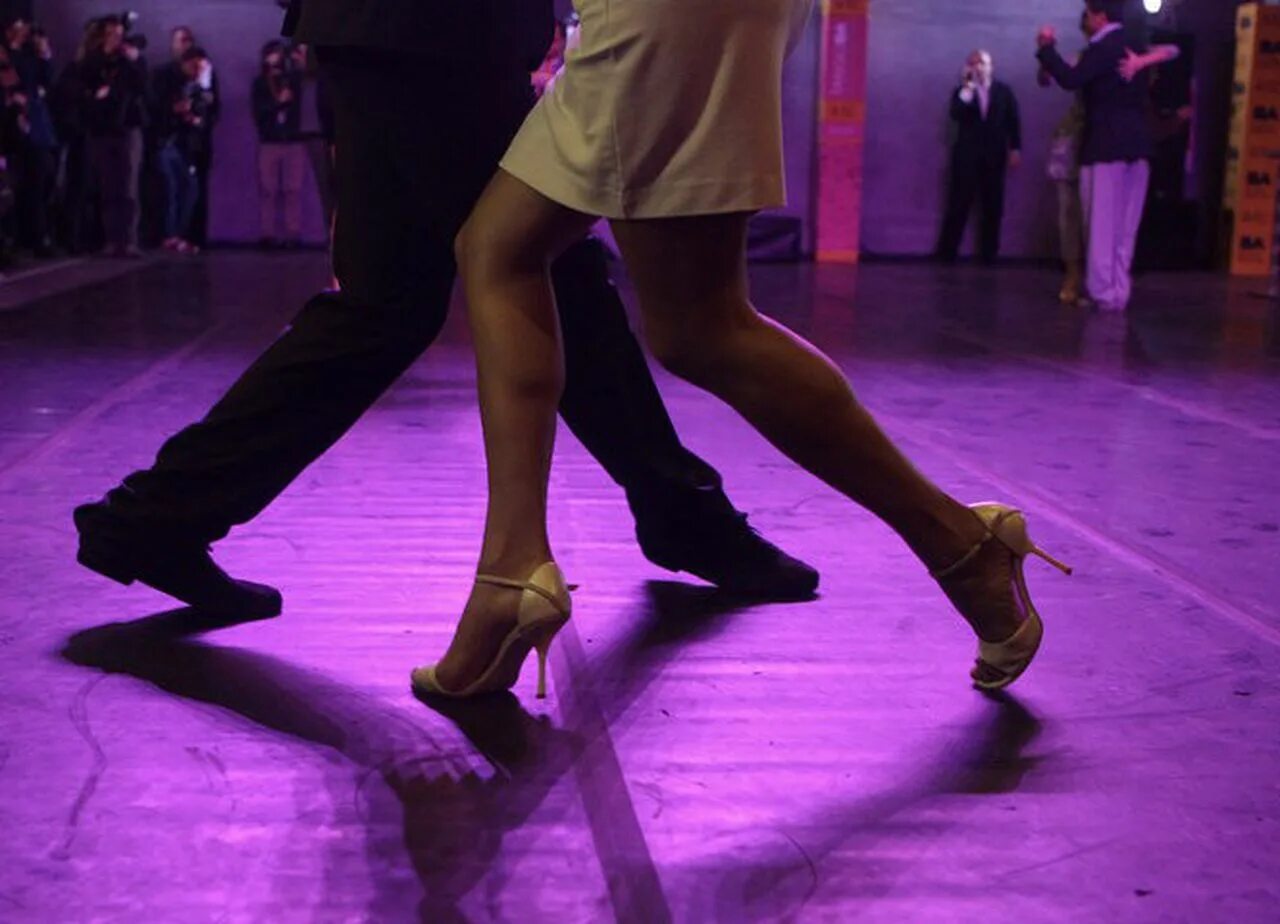 Танец где танцуют ногами. Фестиваль танго в Буэнос-Айресе. Буэнос Айрес танго. Аргентинское танго в Буэнос Айресе. Туфли для аргентинского танго.