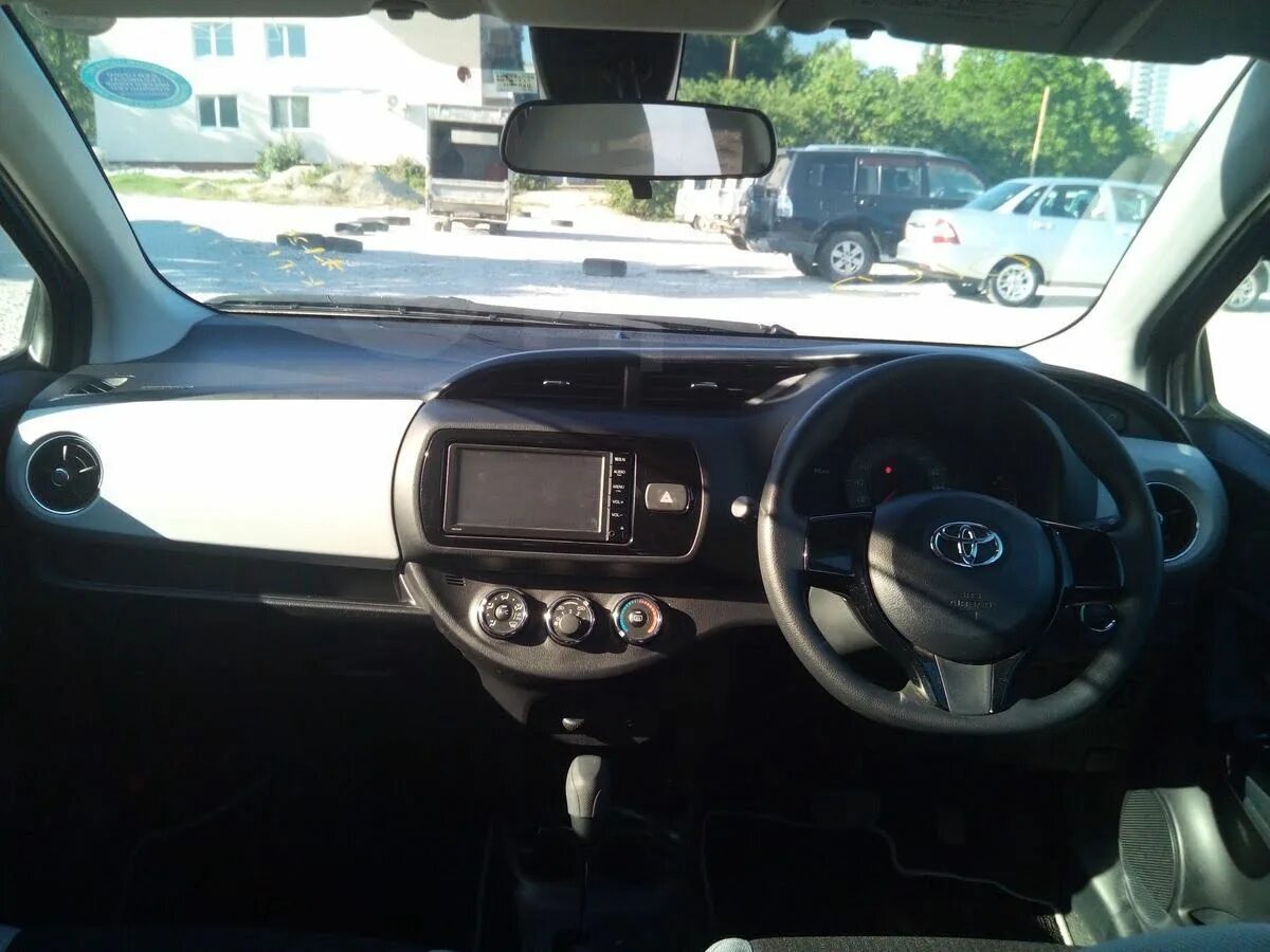 Toyota Vitz 2015 торпеда. Панель Витз 2015. Тойота Витц 2015 салон. Toyota Vitz 2015 Interier. Витц 2015 год