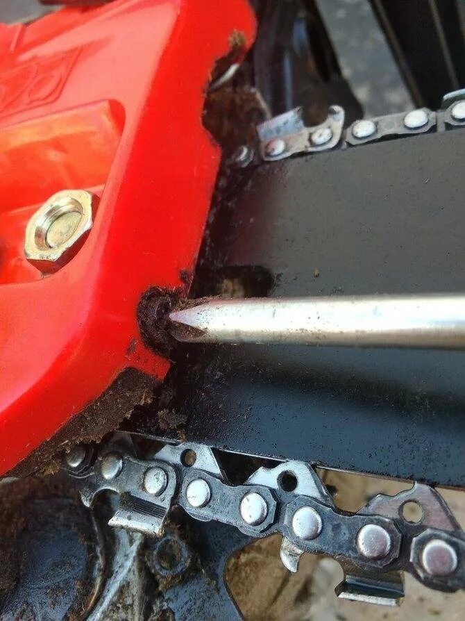 Бензопила хускварна 220 натягивается цепь. Шина для бензопилы poulan. Правильное натяжение цепи бензопилы. Штиль ms 251. Правильно натянуть цепь пилы.