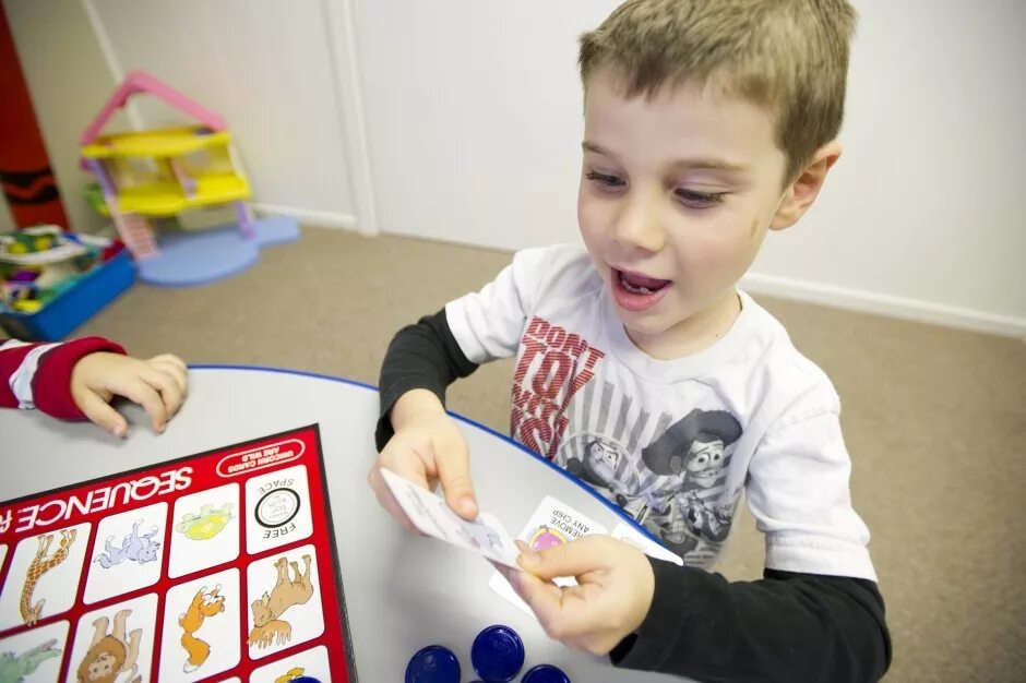 Логопед и аутист. Занятия для аутистов. Неговорящие аутисты. Аутизм. Ресурсный центр аутизм фото.