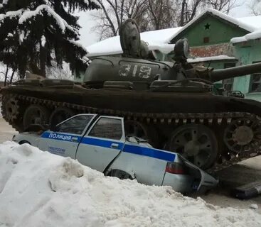 Танк переехал машину