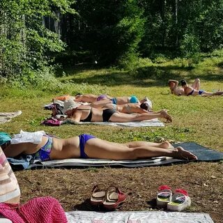 Загорает на речке