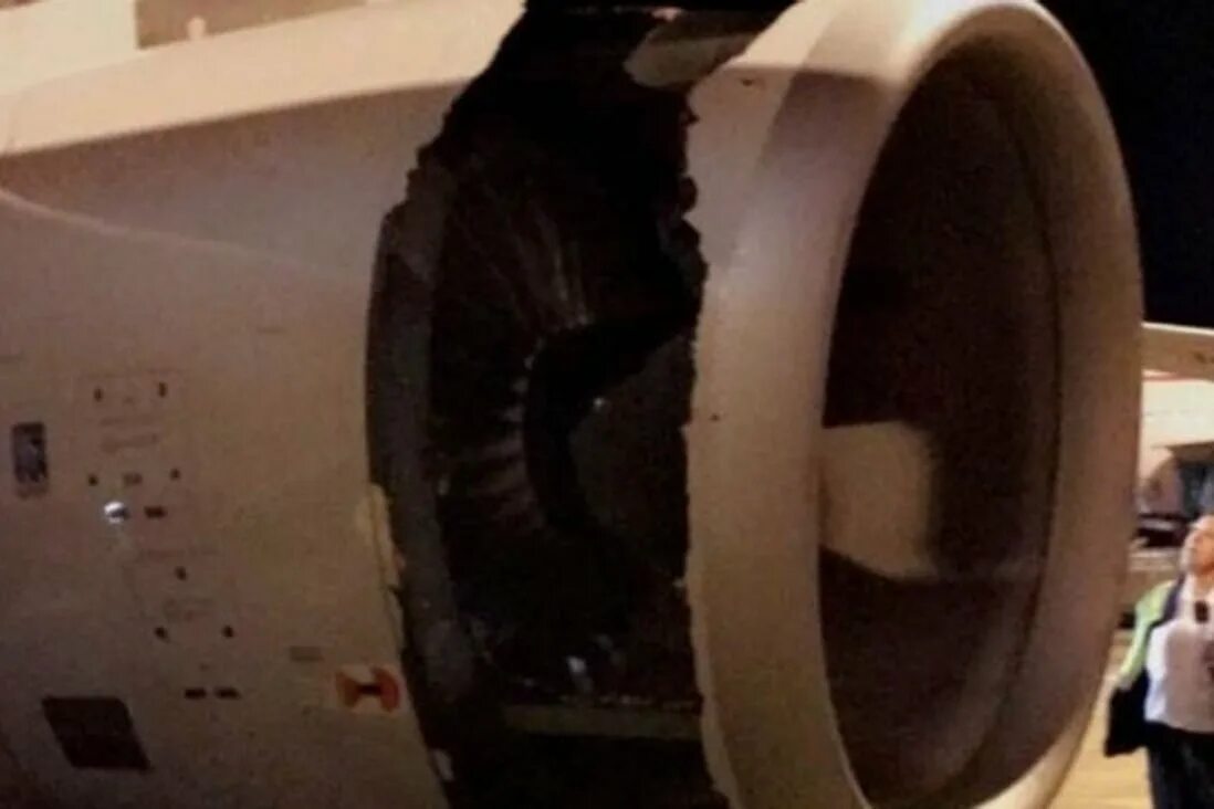 Человека засосало в самолет. Попал в турбину самолета. Засосало в турбину самолета.