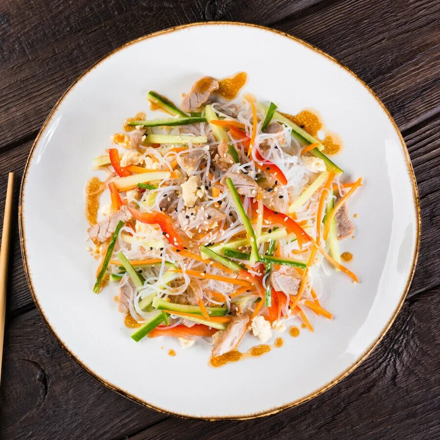 Салат со свининой и морковью. Салат огурец морковь. Свинина с зеленым горошком салат. Салат из моркови со свининой и луком. Салат из корейской моркови.