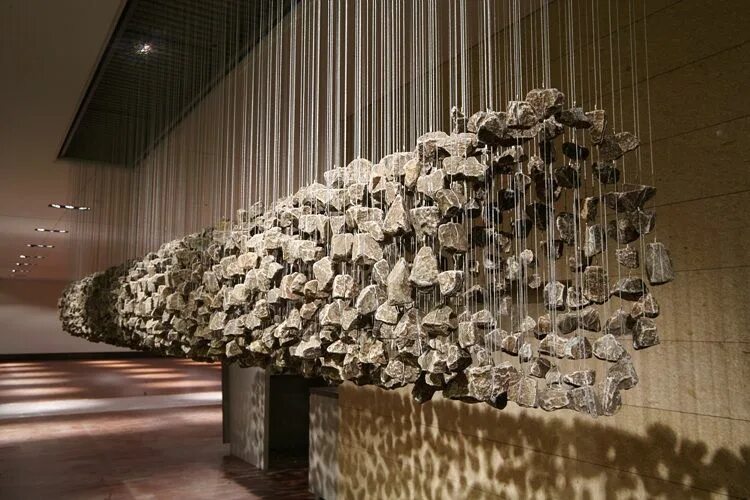 Уникальная форма. Корейский Lee Jae-Hyo камни. Трехмерные скульптуры-инсталляции из висящих камней работы Jaehyo Lee. Интерьерные инсталляции. Интересные инсталляции.