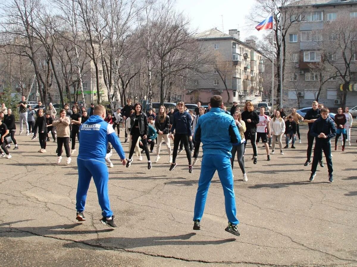 Спортивное движения студенты. Ученики колледжа Владивосток. День здоровья зарядка.