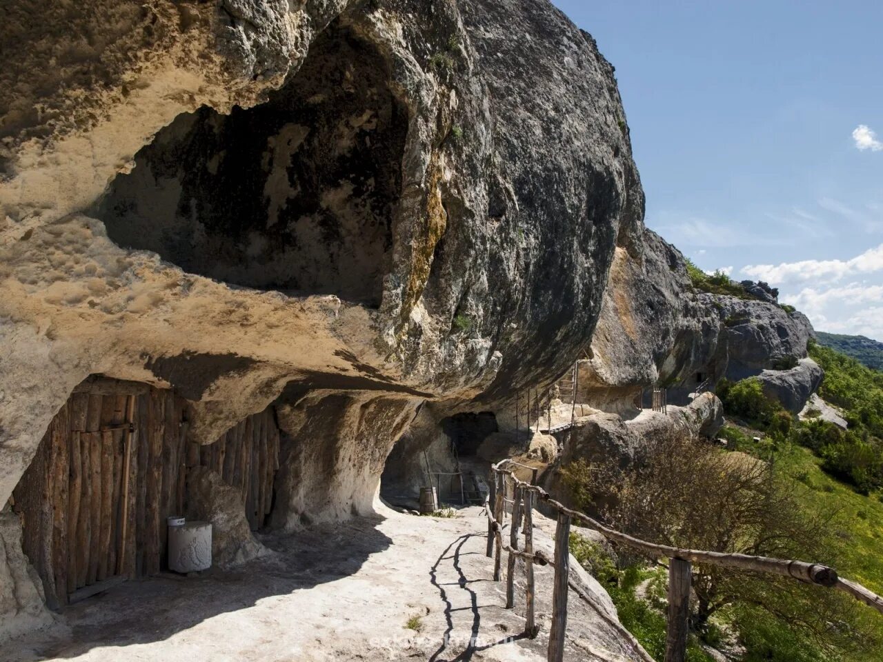 Челтер-мармара в крыму. Монастырь сумела трабзон турция. Афон келья иосифа исихаста. Пещерный храм челтер-мармара. Монашеские кельи на скале в абхазии альпинисты.