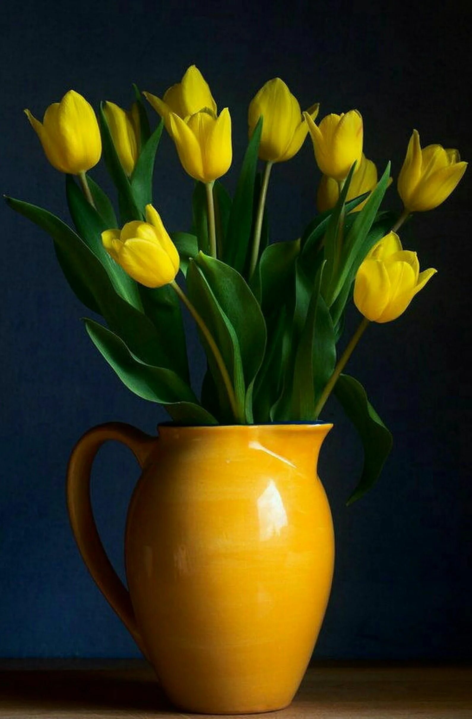 тюльпаны в стеклянной вазе. натюрморт - цветы в вазе. художник питер вагеманс - бельгия, тюльпаны. букет желтых тюльпанов в вазе. ваза с тюльпанами.