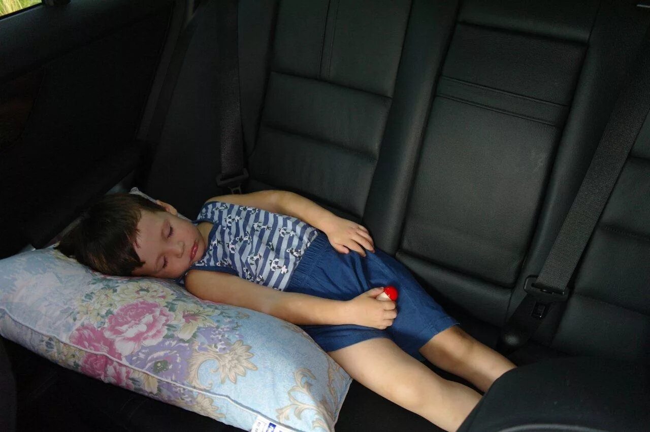 Нарушение ремень безопасности. Спать в машине. Ребенок на заднем сидении без кресла. Непристегнутый пассажир на заднем сидении.