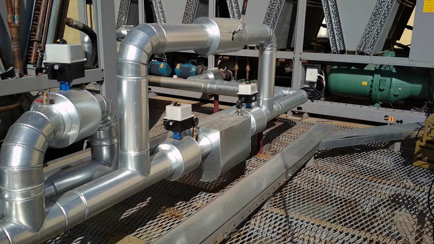 Изолировщик. Изолировщик труб и деталей трубопровода. Изолировщик-плёночник. Работа по изоляции. Изолировщик на гидроизоляции.