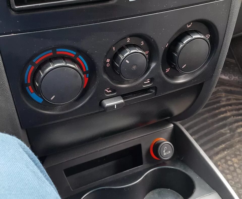 Как снять блок управления климатом. Fiat punto 2 управление печкой. fiat punto 2 панель управления печки. блок управления климатом фиат линеа. fiat punto 2 управление климатом.
