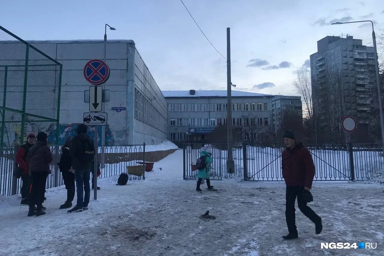 Минирование школ сегодня. Красноярск школы заминированы. В Красноярске эвакуируют школы. Минирование школ. 26 Школа заминирована.