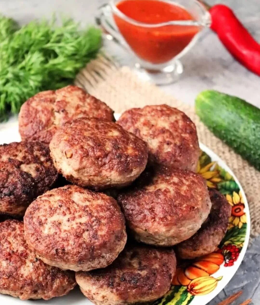 Котлеты из свинины. Котлеты из фарша говядины. Котлеты. Котлеты биточки. Котлеты из фарша говядины на сковороде.