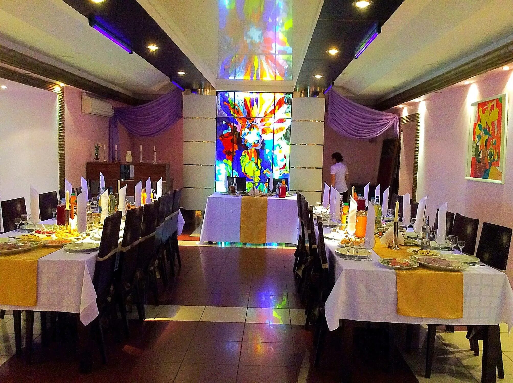 друзья в кафе. ужинать в ресторане. кафе будем друзьями. друзья в кафе. кафе будем друзьями.