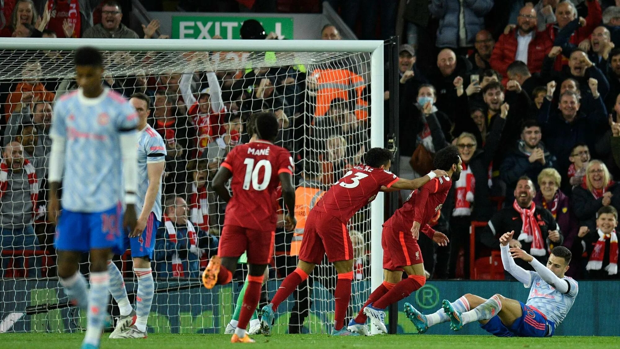 Man united vs liverpool. Манчестер Юнайтед Ливерпуль. Liverpool Manchester United 4-0. Ман Юнайтед Ливерпуль 1990. Манчестер Юнайтед - Севилья 14.04.2023.