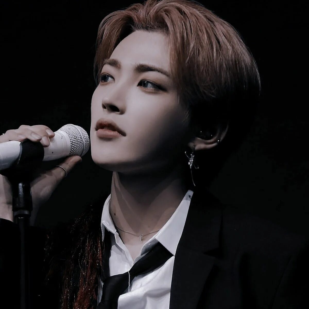 Хонджун эйтиз. ATEEZ hongjoong. Хонджун из ATEEZ. Kim Hong Joong. Хонджун плачет.