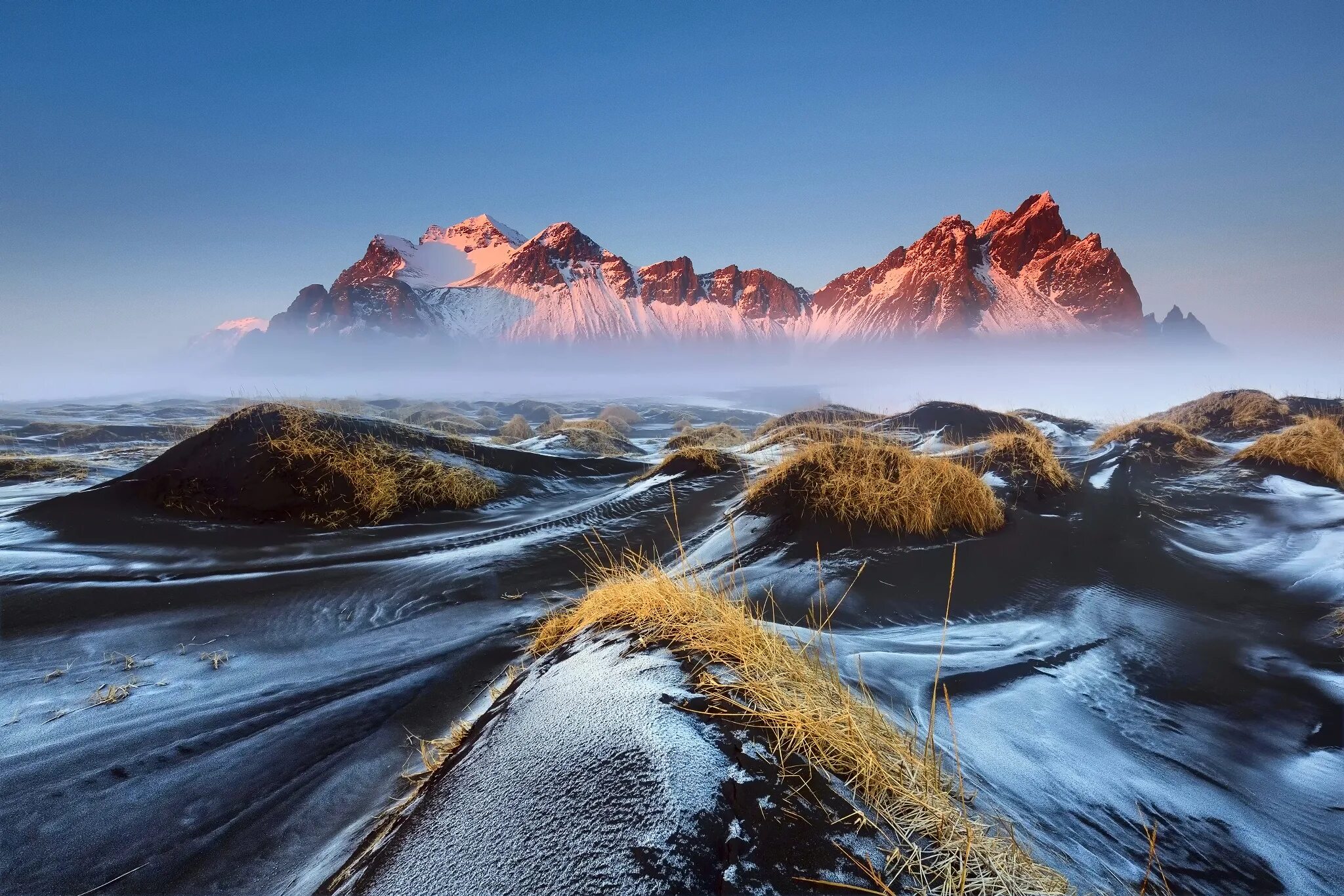 Фотографии размером 1024 2048 пикселей сохранили. Vestrahorn Исландия. Природа Sand Исландия гора Vestrahorn Mountain. Исландия горы пейзажи. Завораживающие пейзажи.