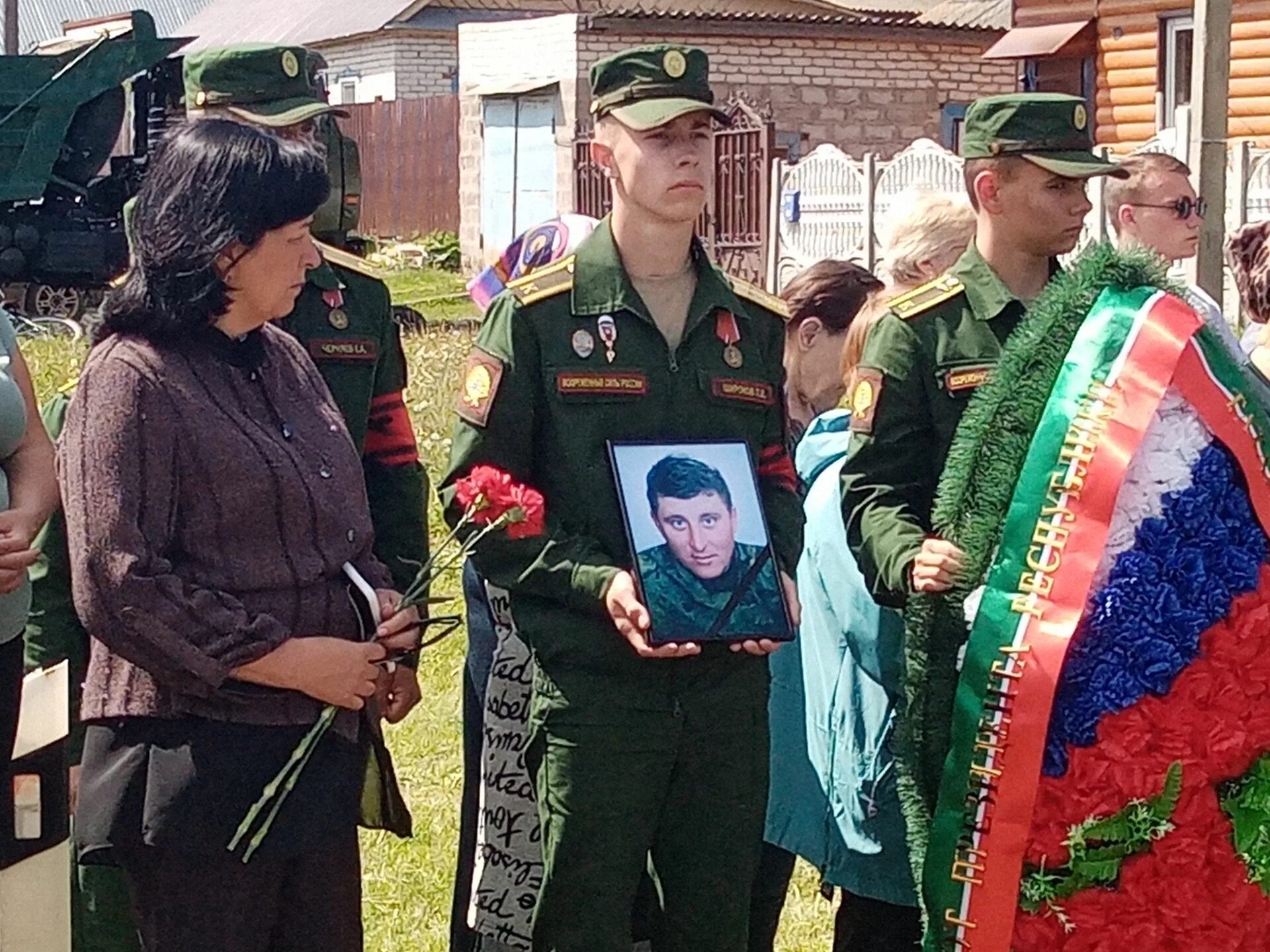 Татарстан сколько погибло. Похороны военнослужащего. Похороны солдат погибших в Украине.