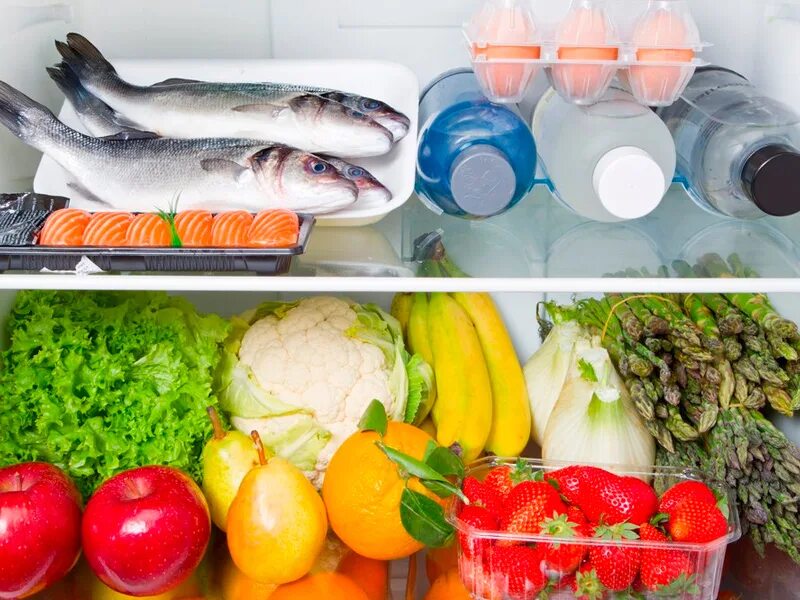 Рецепт из продуктов которые есть в холодильнике. Холодильник с продуктами. холодильник с полезными продуктами. холодильник со здоровой едой. полный холодильник продуктов.