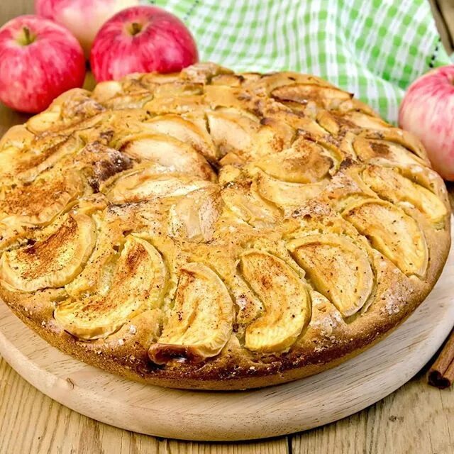 Вкуснейший яблочный пирог простейший рецепт. Пирог шарлотка с яблоками. Шарлотка классическая. Шарлотка с яблоками в духовке.