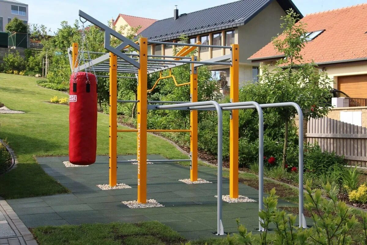 Спорт площадка дома. Спортивная площадка в частном доме. Спортивная площадка во дворе. Спорт площадка дома. Спорт площадка дома.