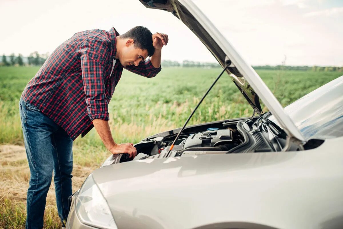 Fixes his car. Открытый капот. Машина сломалась. Открытый капот машины. Машина с открытым капотом.