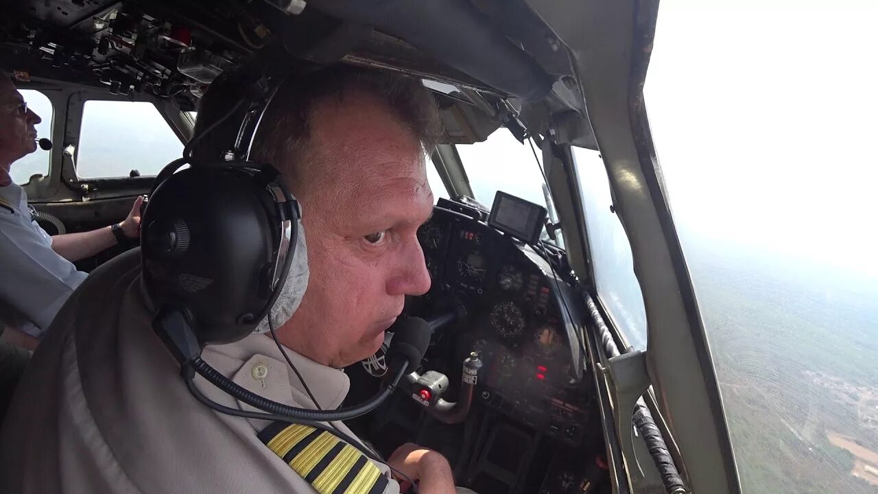 Калашников пилот гостилицы валерий. Пилот вертолета. Инструктор самолета. Туголуков юрий летчик. Баргин сергей викторович летчик.